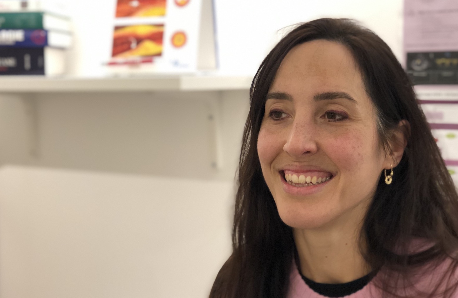 Cet été, cap sur notre cœur! En collaboration avec le Fonds pour la Chirurgie Cardiaque, Daily Science s’est lancé dans la production d’une série de podcasts en lien direct avec notre santé cardiovasculaire. Ces rencontres sont disponibles sur notre chaîne « Les podcasts de Daily Science », mais aussi sur le site du Fonds pour la Chirurgie Cardiaque et la chaîne de podcasts inaugurée pour l’occasion, intitulée « Oreillettes et Ventricules » (Spotify, Deezer, Apple Podcast,… ). Steak-frites-salade: le bon plan pour notre cœur? Dans ce premier épisode, La Dre Lamprini Risos, cardiologue à l’Hôpital universitaire de Bruxelles (HUB/Erasme), spécialisée en nutrition, fait le point sur cette question simple, mais aux réponses complexes.