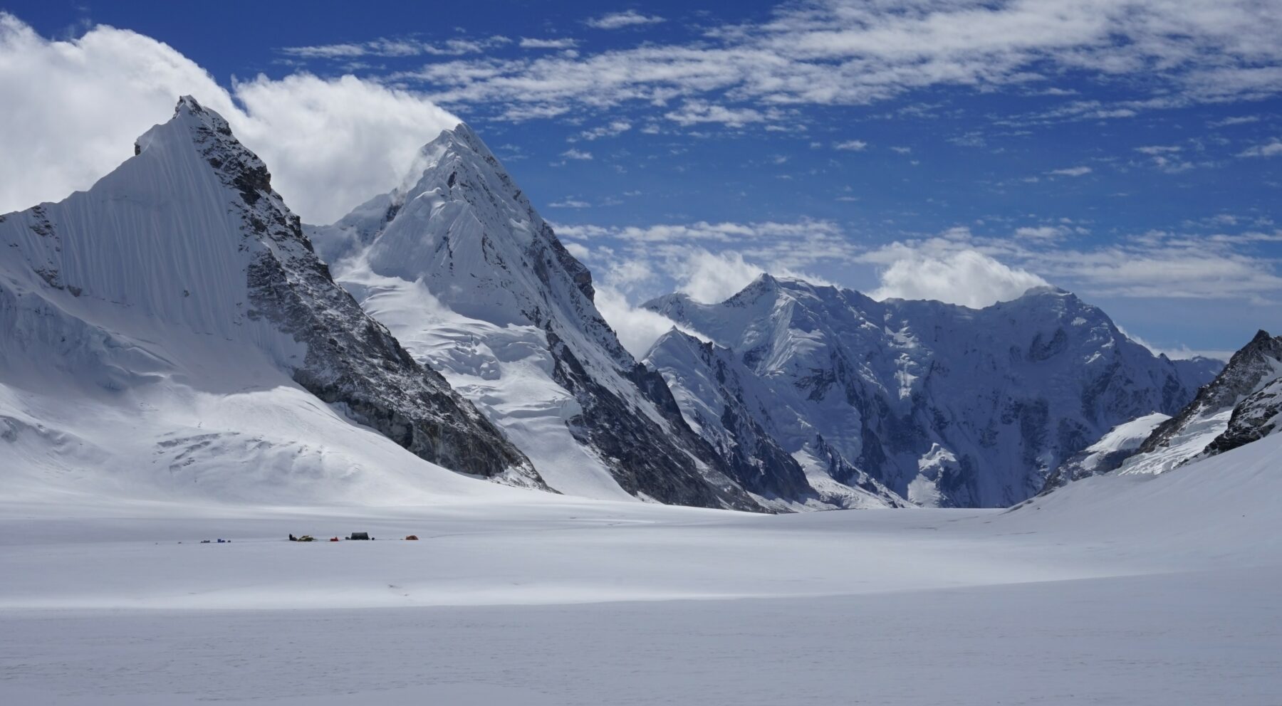 Bonne nouvelle : on peut encore sauver une grande partie des glaciers. Si le réchauffement climatique est limité à 1,5 °C par rapport aux valeurs préindustrielles, comme le prévoit l’accord de Paris, il est possible de préserver plus de la moitié de la masse des glaciers dans le monde. En revanche, si l’on reste sur la trajectoire empruntée par les politiques climatiques actuelles et menant à environ 2,7 °C de réchauffement, seul un peu plus d’un quart subsistera. C’est l’une des conclusions d’une très vaste étude, menée par une équipe internationale de 25 chercheurs s’appuyant sur l’utilisation de pas moins de huit modèles différents. Ce qui rend cette étude particulièrement remarquable, c’est qu’elle s’intéresse à l’évolution des glaciers sur le long terme.