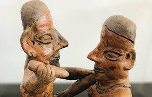 Statuettes précolombiennes au musée de la médecine de l'ULB.
