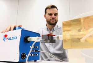 L’ingénieur biomédical Marco Testaguzza (Pulso Technology) et son dispositif de simulation vasculaire in vitro. Photo CDB