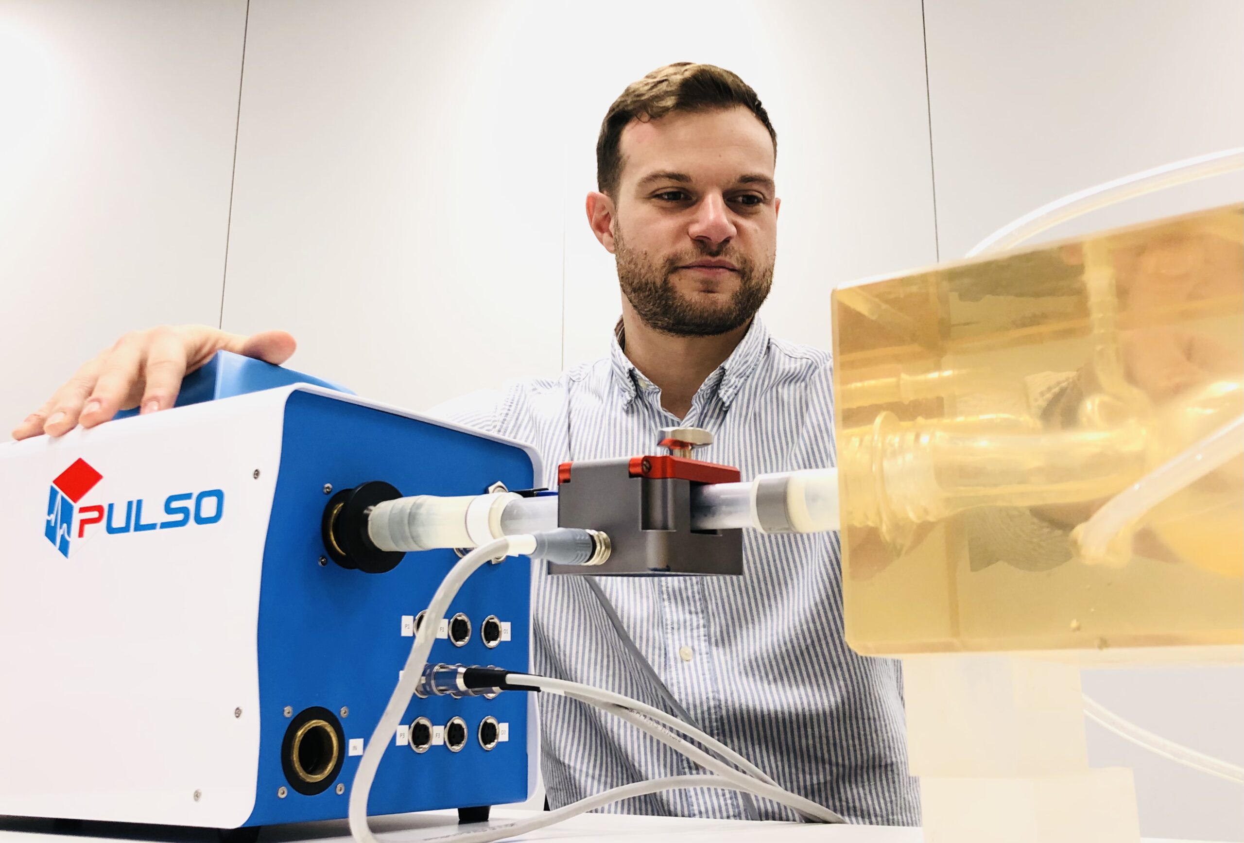 L’ingénieur biomédical Marco Testaguzza (Pulso Technology) et son dispositif de simulation vasculaire in vitro. Photo CDB