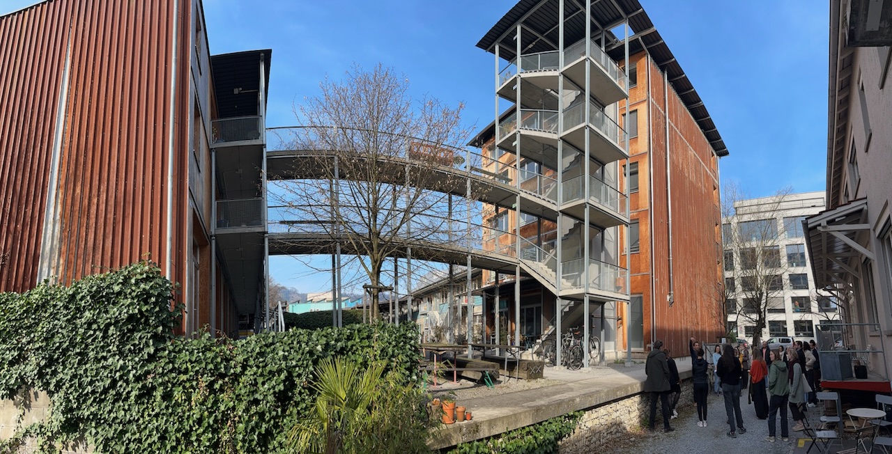 À Zürich, Fribourg ou Lausanne, les grues dominent l’horizon. Les immeubles d’après-guerre disparaissent les uns après les autres. Derrière cette dynamique, un phénomène massif : la démolition-reconstruction systématique. Une pratique aujourd’hui remise en question par une nouvelle génération d’architectes, dont fait partie le bureau zurichois Baubüro in Situ, engagé dans une approche radicalement différente : construire en réutilisant l’existant.